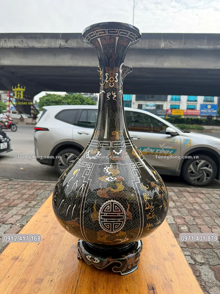Từng họa tiết hoa văn được chạm khảm sắc nét